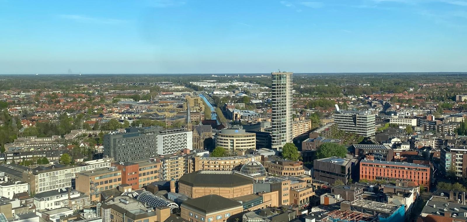 Binnenstad met woonblokken, kantoren en een woontoren, gezien vanaf hoogte: de bestaande gebouwenvoorraad waarvan Beeheer de conditie en het onderhoud bijhoudt